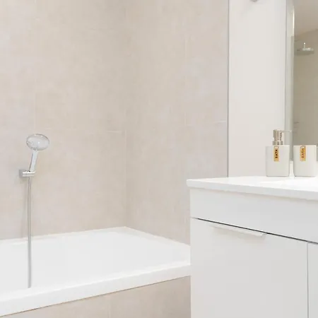 Jardinana - With Two Bedrooms Close To And Town Center شقة